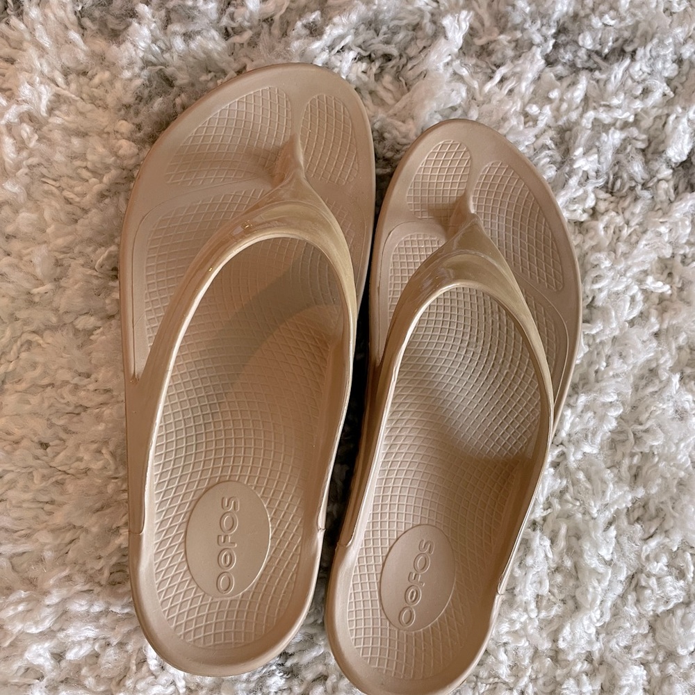OOFOS tan sandals size 9